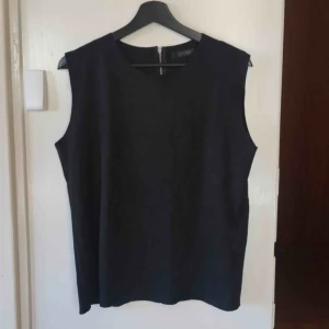  - Topp i mockaliknande material. Köpt second-hand men inte kommit till användning. Snygg till jeans och kostymbyxor!