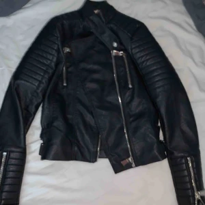  - säljer min skinjacka som är köpt på ester i kista  Då den är förliten  för mig  Använd 1-2 ggr  Inga skador eller repor  Strl 38 men skulle säga att den passar för folk som har strl 36  Pris kan diskuteras 