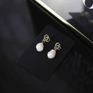 Örhängen  - Trendiga örhänge med pärla💍 Nya och helt oanvända! 🤍 Hör av dig vid intresse eller kolla våran webshop!❄️