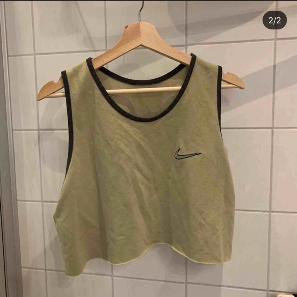 Detta croppade linnet från Nike. Toppar.