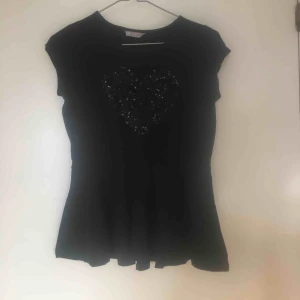  - Svart tröja med volang och paljetthjärta från Lindex kids Orginalpris:149 Frakt:50