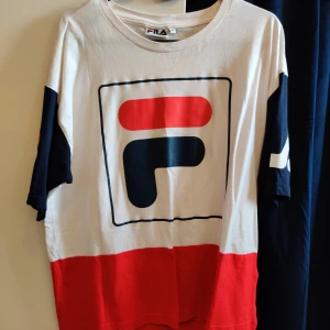 Fila t-shirt - Fila t-shirt. Kortare modell. Sparsamt använd.