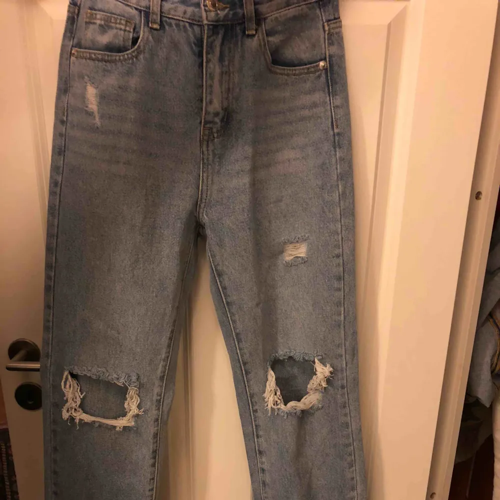 INTRESSEKOLL!! På dessa extremt populära och slutsålda jeans!! Säljer då dom tyvärr var försmå för mig(därav inga bra bilder på)!! Jag är en 34/36 vanligtvis och skulle säga att dessa passar en 34/XS!! Kom med bud,säljer endast vid bra bud!! LB:700kr. Jeans & Byxor.