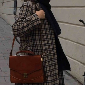  - Mellanstor väska i skin. Praktiskt med många bra fack. Lite slitage här och var. 