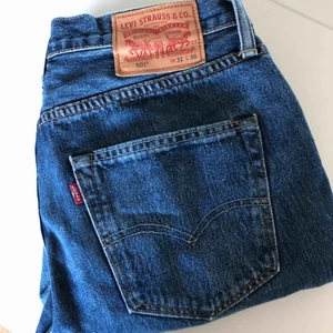  - Levis 501 mörkblå använder inte dom längre för det inte är min stil sitter jätte bra inga defekter köpte för en månad sedan 