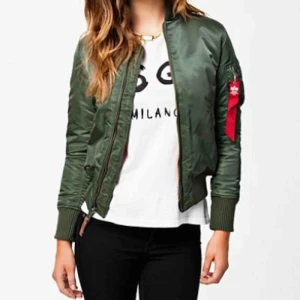  - Säljer min alpha industries. Den är väl använd då jag haft den i 2 år. Men inga märkbara skavanker och bilder skickas såklart vid intresse. Kan mötas upp eller skickas men då står du för frakten.