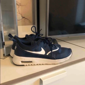  - Superfina äkta Nike skor i stl 37/37,5 Max använda 10 gånger och sen dess bara legat hemma