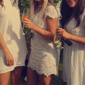 VIT SPETSKLÄNNING IDA SJÖSTEDT - Ida sjöstedt klänning Använd en gång vid min student