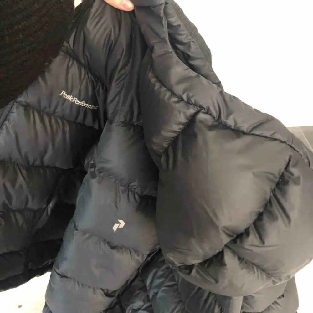 En svart peak performance frost jacka i strl 160 men sitter som XS. Sjukt snygg och inga defekter! Köpt förra året.. Jackor.