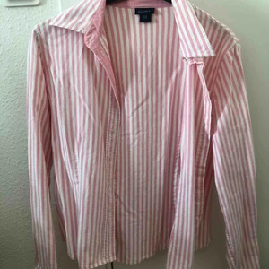  - Rosa/vit randig Gant skjorta i fint skick! Kom med pris, kan postas men frakt ingår ej i angivet pris!💖
