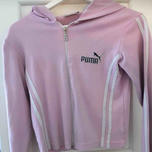 Puma Hoodie - En hoodie i väldigt fint skick från Puma som inte kommer till användning och bara hänger i garderoben. Storlek M, men passar även mig som har S. Hoodien känns lite ”vintage” och går förmodligen inte att köpa längre. •Köparen står för frakt!