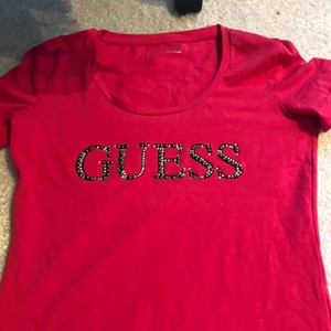  - Chockrosa Guess t-shirt köpt för 250kr. passar dam xs/s tight fit. Typisk 2000-tals tshirt fit!