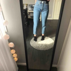  - Superfina ljusblå jeans från Zara, aldrig använda. Frakten är inkluderat i priset.