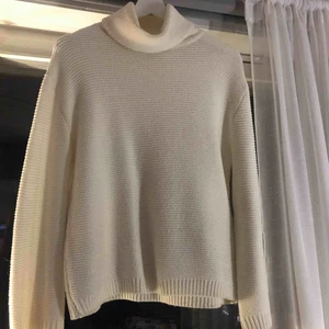  - Vit virkad polotröja ifrån HM köpt förra året. Vida armar och perfekt polo. Tröjan är i storlek Xs men funkar för en S med såklart
