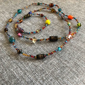  - 🌸Underbart halsband med glas pärlor 🌺 Passar utmärkt till vår/sommar Halsbandet är 72 cm 65 kr  📍Kan mötes upp i Mölnlycke eller 📬Kan skickas mot fraktkostnad 🚭Djurfritt och rökfritt hem 