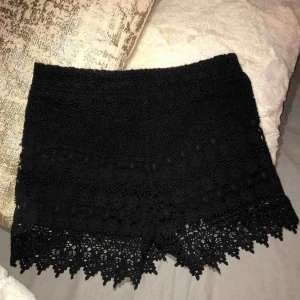  - Jättefina svarta spetsshorts ifrån Gina Tricot! Dom är högmidjade och har ett svart tyg under så de inte syns igenom ☺️ Dock har dom ett litet hål vid sidan i spetstyget som inte syns så mycket! Det går att sy igen. Frakten ingår! ❤️