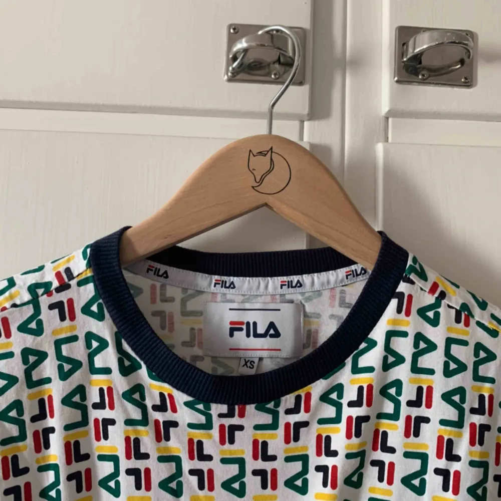 (Äkta) t-shirt klänning från FILA!  Fungerar även som t-shirt XS-M. Använd fåtal gånger. Möts upp i Stockholm, annars står köparen för frakt :) . T-shirts.