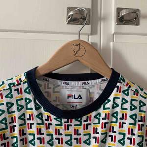 (Äkta) t-shirt klänning från FILA!  Fungerar även som t-shirt XS-M. Använd fåtal gånger. Möts upp i Stockholm, annars står köparen för frakt :) 