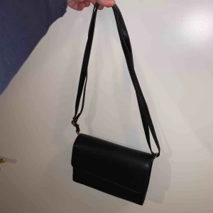  - Fin och rymlig väska. Stängs med en knapp. Går att justera längden på bandet. Frakt ingår 