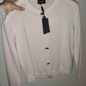 Kofta - Ny kofta från märket Sand storlek s. Aldrig använd. Nypris 2200