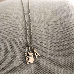  - Nytt koala halsband 🐨 22 cm långt+4 cm extra Silverfärg 35 kr Ser ingen stämpel Material: metall(?) 📬Kan skickas mot fraktkostnad(11 kr) 🚭Djurfritt och rökfritt hem 