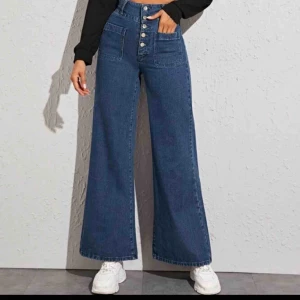  - As coola utsvängda wide leg jeans med knappar fram. Så skönt material. Lite långa för mig som är 158.🤩 