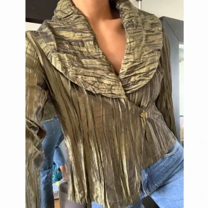 Unik retro topp i magisk färg ✨ - Så snygg unik retro topp🌟🐍  Omlott knyts under ärmhålen och stängs med knapp 