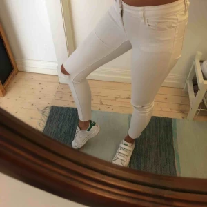  - Stretchiga croppade jeans med hål på knäna. Använda en gång. 