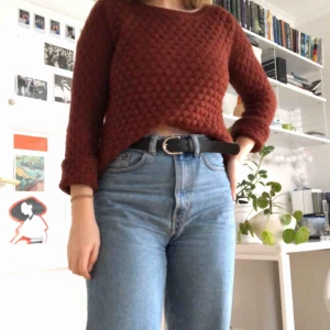  - Mönsterstickad tröja i fint skick och mörkröd färg 