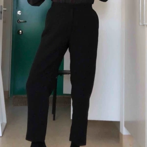  - Svarta kostymbyxor från Monki