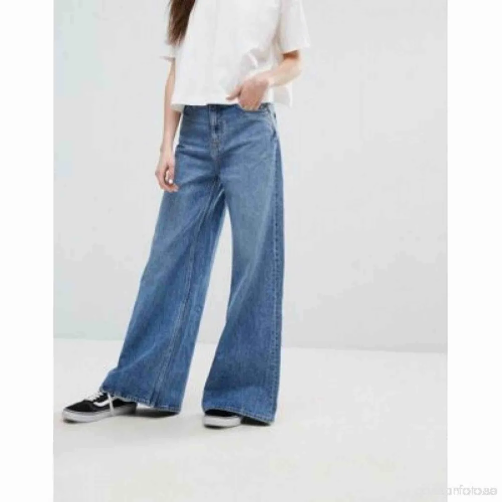 Underbara Weekday jeans i modellen Ace 🌻 Washen är San Fran Blue 🚃  Storlek 27/32 men tycker de är stora i storleken, köpte dessa precis men säljer då de var för stora på mig. Mäter ca 37cm rakt över midjan!  Frakt tillkommer 📬. Jeans & Byxor.