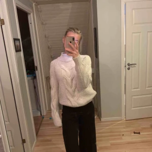  - Supermysig stickad tröja från BIKBOK. Använd några gånger men i bra skick. Frakt på 50 kr tillkommer