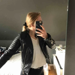  - Skinnjacka från chiquelle. Fin och passar till allt💓