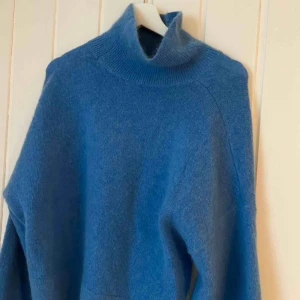  - Fin stickad polotröja från HM med ballongärmar, knappast använd