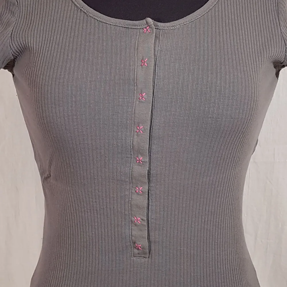 Soft Grey - La Redoute Creation. Ribbad grå tröja med korta ärmar och söta rosa detaljer. Storlek 38/40. RN 88842. T-shirts.