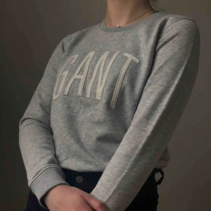  - Ljus grå simpel gant sweatshirt som fortfarande har prislappen på. Aldrig använd eftersom jag har liknande tröjor. Ursprungliga priset var 999kr. Köparen står för frakt men jag kan mötas upp i centrala Stockholm 🖤