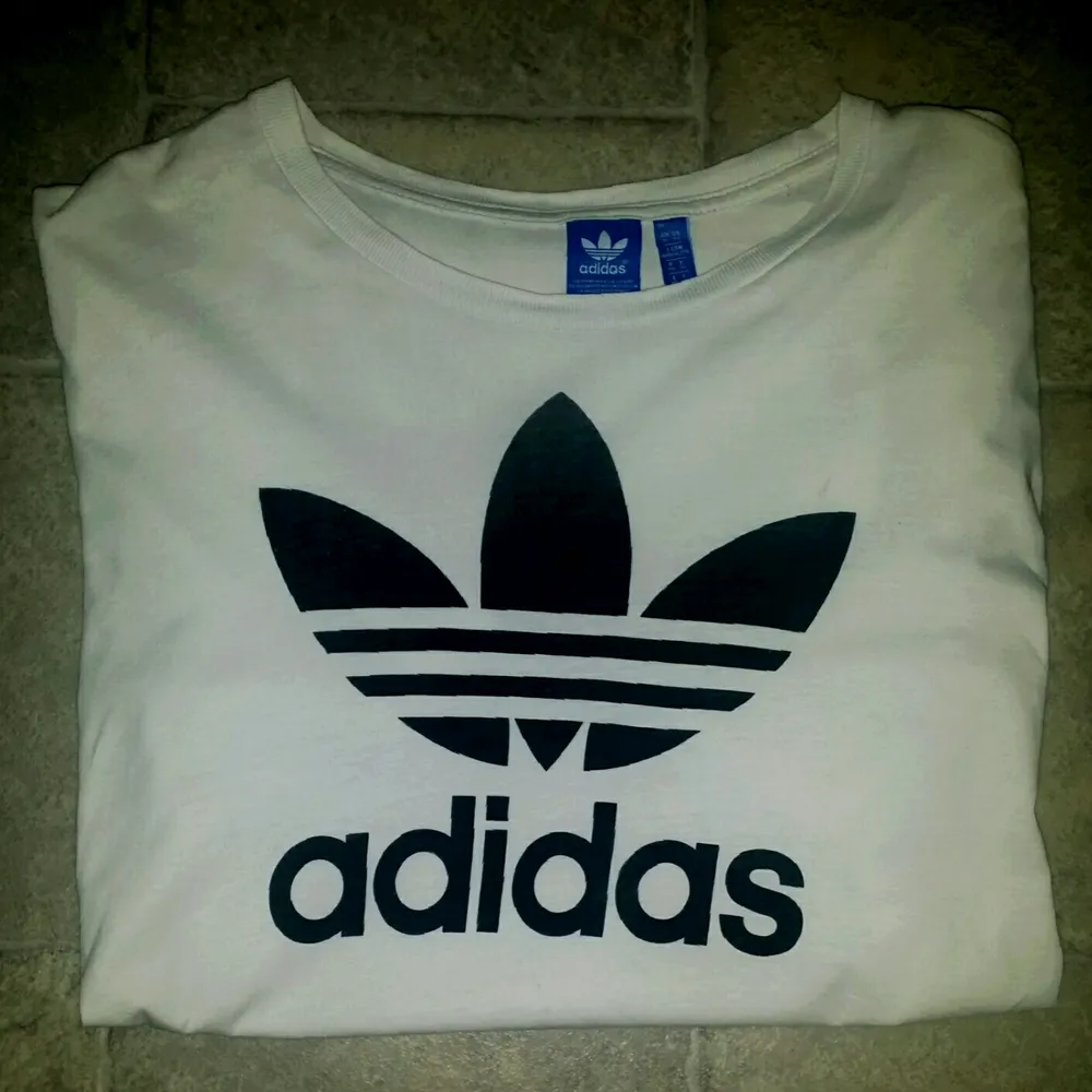 Vit Adidas T-shirt köpt på Adidas i sthm.   Använd och tvättad 1 gång så den är helt ny i princip. Storlek XL. Pris; 170kr. T-shirts.
