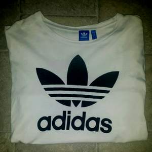 Vit Adidas T-shirt köpt på Adidas i sthm.   Använd och tvättad 1 gång så den är helt ny i princip. Storlek XL. Pris; 170kr
