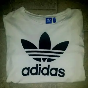 Vit Adidas T-shirt köpt på Adidas i sthm.   Använd och tvättad 1 gång så den är helt ny i princip. Storlek XL. Pris; 170kr