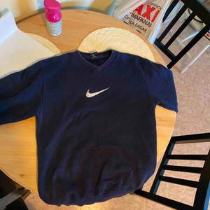 Nike vintage crewneck sweatshirt - navy blue  Tröjan sitter som en XS, stor i storlek  