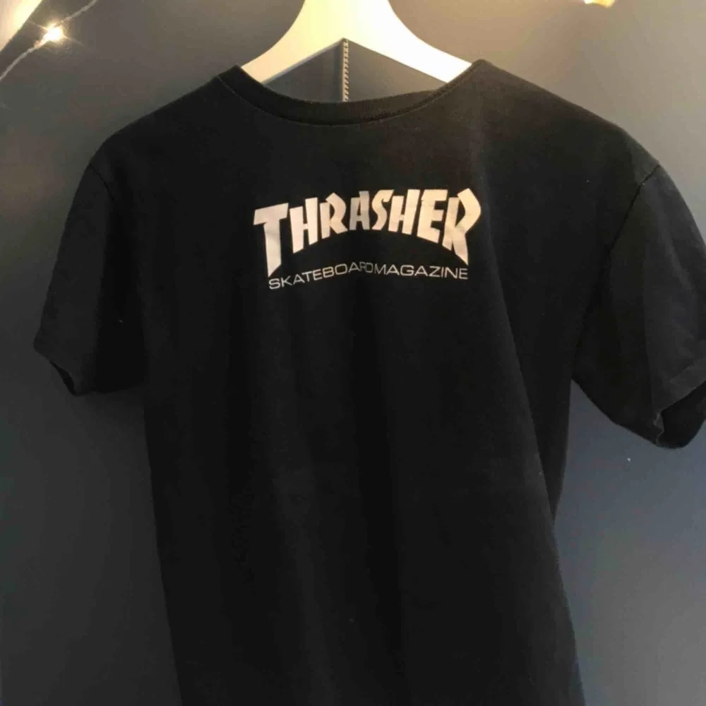 Thrasher T-shirt, sparsamt använd! Köparen står för frakt 💕 ( ganska liten i storleken ). T-shirts.