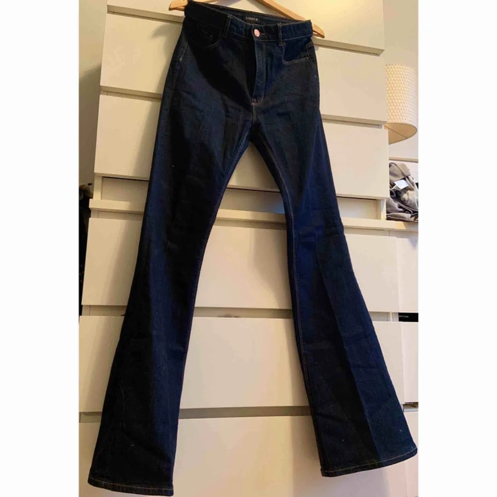 Svinsnygga flared jeans med pressveck 👖 Med hög midja och sitter som en smäck med någon enstaka procent elastan i. Nyskick  . Jeans & Byxor.
