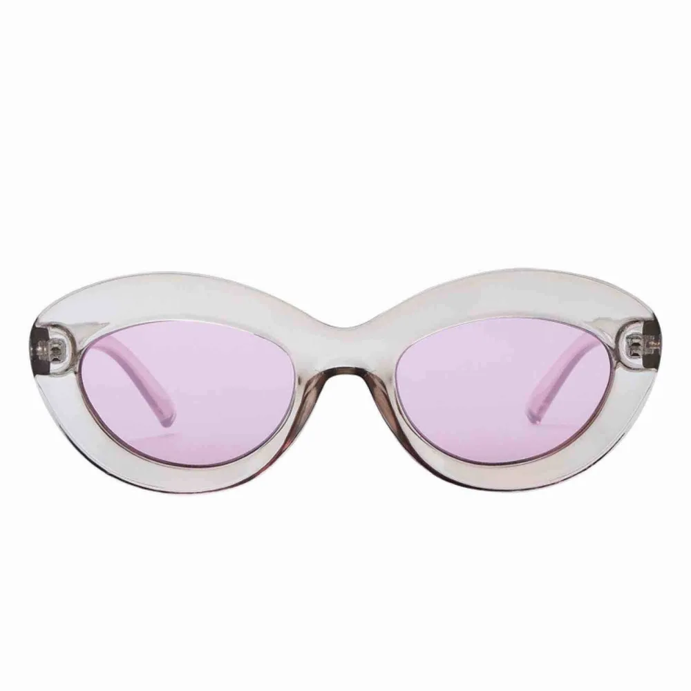 Le Specs fluxus transparent glasögon! De perfekta solglasögonen som passar till alla outfits☀️ köparen står för frakt! . Accessoarer.