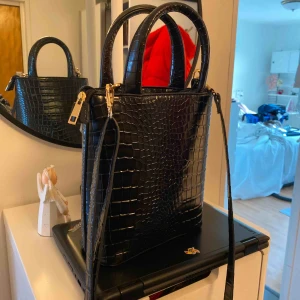  - Väska från NAKD i orm skinnmönster, super fint skick, 199+frakten, frakt cirka 50-70