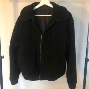  - Teddyjacka, storlek M! Sitter perfekt oversized om du har XS/S 💌