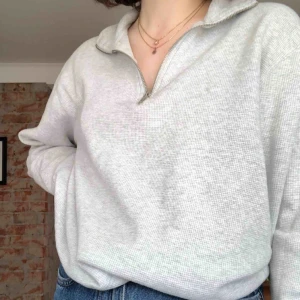  - Superfin half zip från Brandy Melville. Den är one size men jag skulle säga att den passar från XS-M beroende på hur man vill att den sitter. Kan mötas i uppsala eller stockholm men annars står köparen för frakt, frakten kostar 59kr🥰