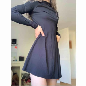  - Använd 1-2 gånger! Superfin höstklännig. Passar XS-S. Köparen står för frakten