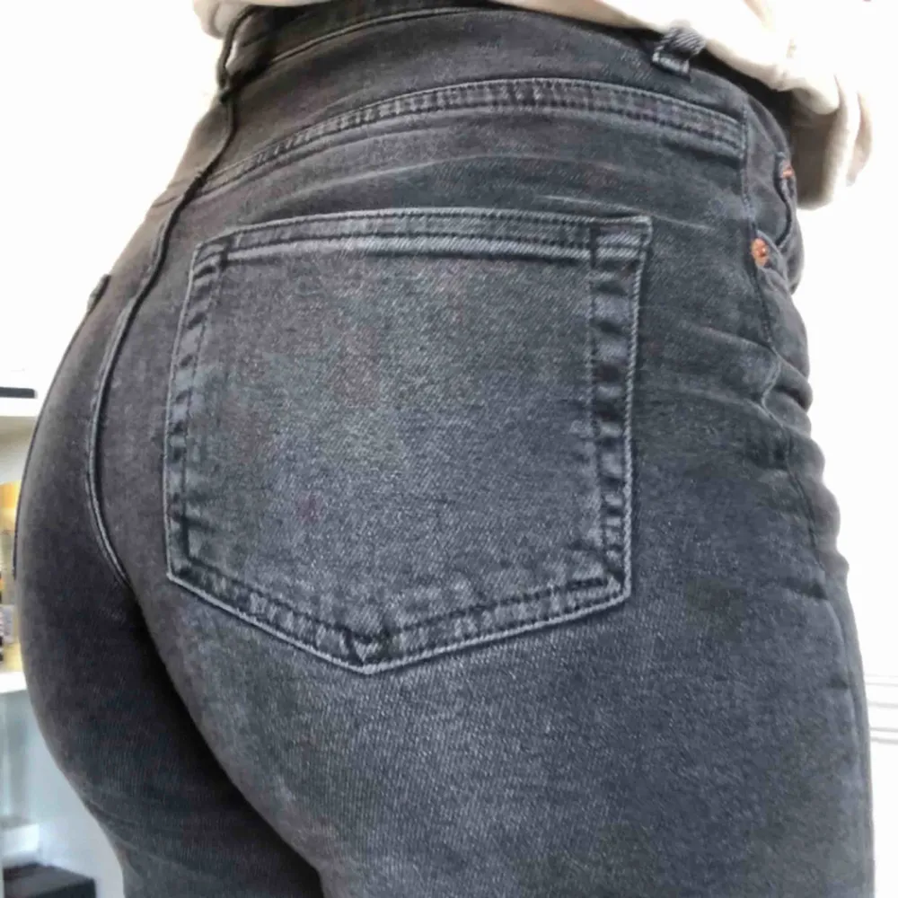 Slitna, stretchiga mom jeans i washed out svart. De är ish ankellånga (har långa ben). Knappt använda o inget fel på. Jeans & Byxor.