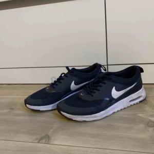 Nike Air Max thea  - Air Max Thea i storlek 37,5. Lite för små för mig därför knappt använda, snygga sneakers som passar både till träning och vardag. Köparen betalar frakt, kan också mötas i Kalmar