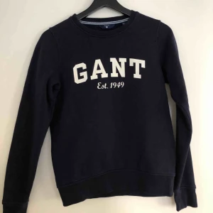  - Gant tröja! Storlek XS. Vanlig i storlek! Gant märket är lite slitet (kolla bild) annars är det fin. Färg: mörkblå.  Frakt ingår i priset (spårbar frakt blir mer) 